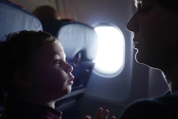 Hijo escuchando a la madre — Foto de Stock