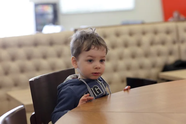 Bambino in caffè — Foto Stock