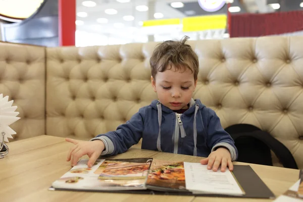 Niño con menú — Foto de Stock