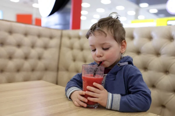 Kid drinks smoothies — Stock Photo, Image