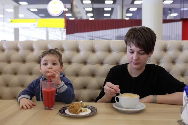 Mother and son with beverages — Stock Photo, Image