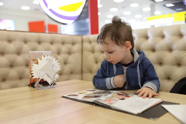 Ragazzo con menu — Foto Stock