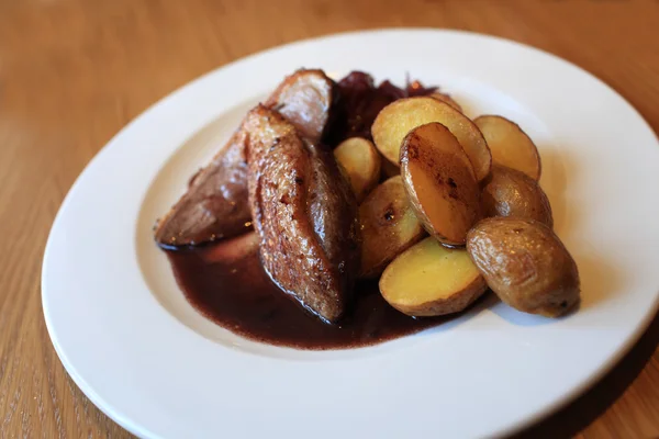 Roasted duck with baked potatoes — Stock Photo, Image