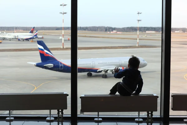 Kind schaut sich Flugzeuge an — Stockfoto
