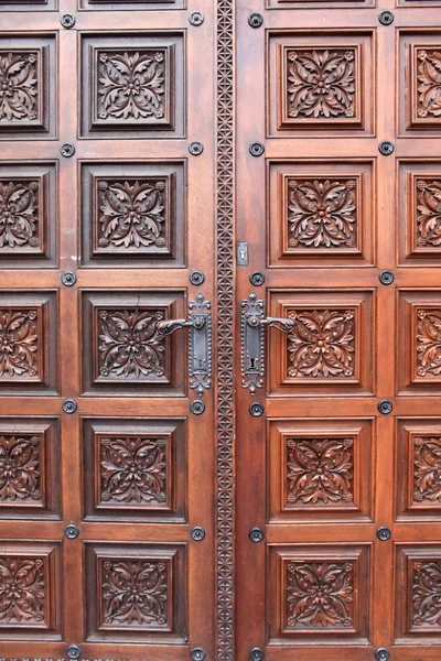 リュドミラ聖の教会のドアの一部dveře kostela sv. ludmila — 图库照片