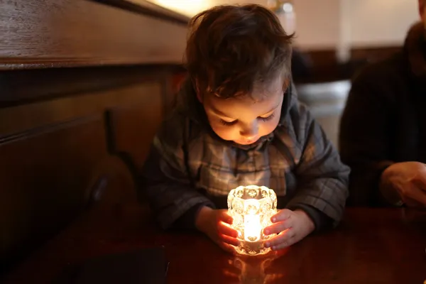 Child looking at candle — Stock Photo, Image