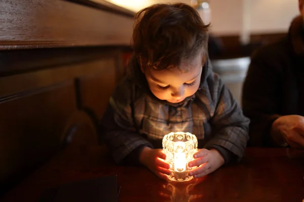 Niño mirando vela — Foto de Stock