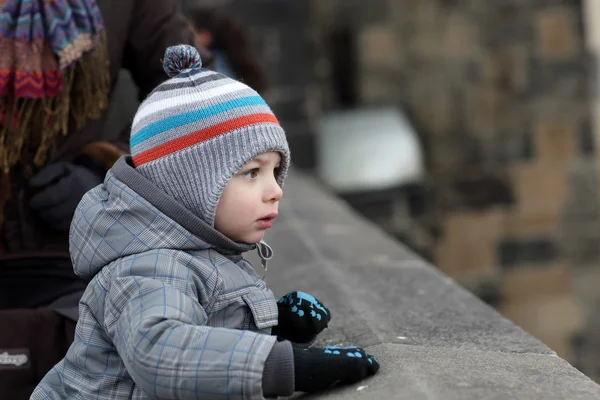 Dítě na Karlův most — Stock fotografie