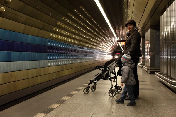 Familie bij metrostation — Stockfoto