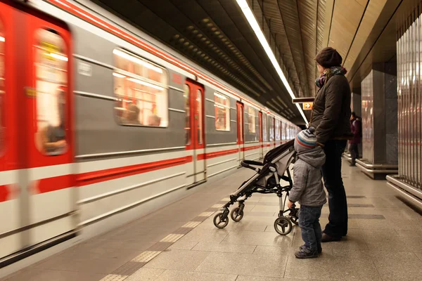 Familjen tittar på tåg — Stockfoto