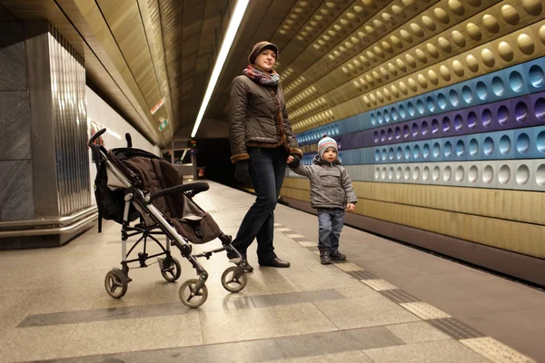 在地铁站里的游客 — 图库照片