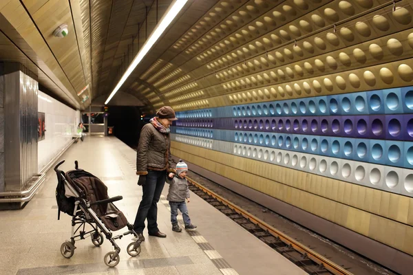 Mor och son på subway station — Stockfoto