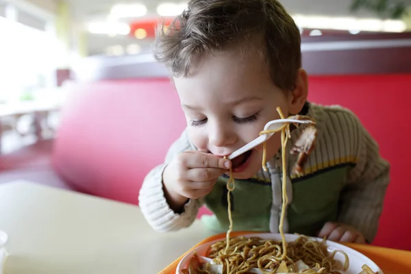 Niño con espaguetis — Foto de Stock