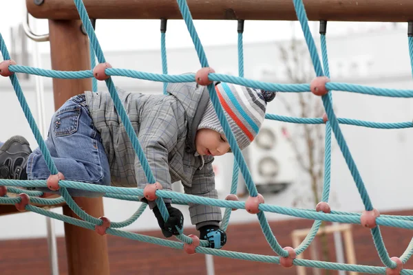 Niño trepando en cuerda — Foto de Stock