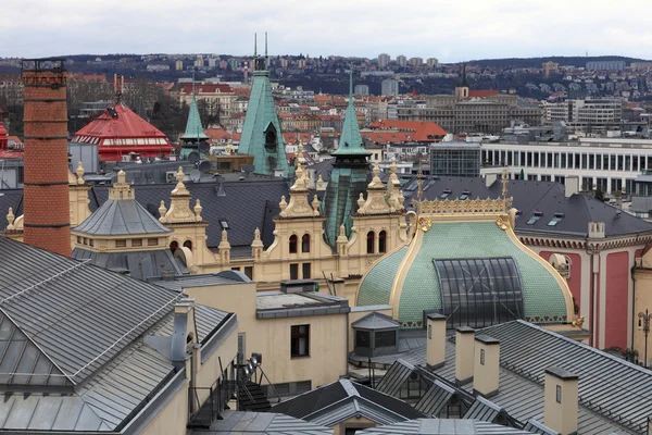 Weergave van gemeentehuis van het dak in Praag — Stockfoto