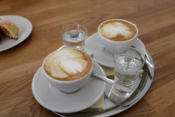 Ochelari de cappuccino și apă — Fotografie, imagine de stoc