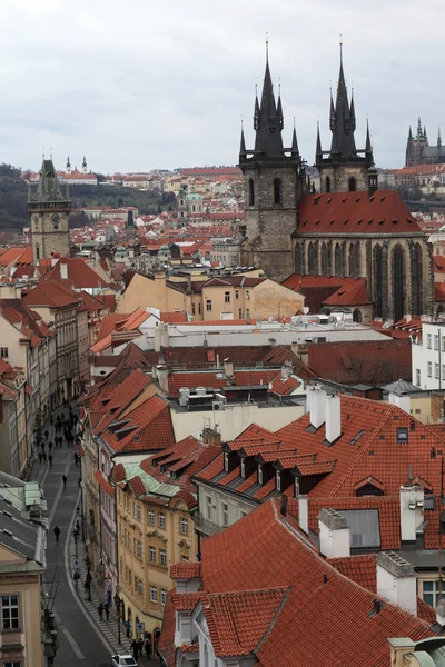 Skyline da igreja de Nossa Senhora na frente de Tyn — Fotografia de Stock