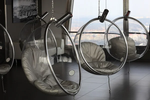 Стеклянные круглые стулья в обсерватории — стоковое фото