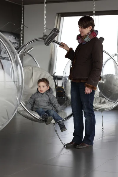 母亲带着儿子在天文台 — 图库照片