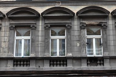 gri bina üç pencere