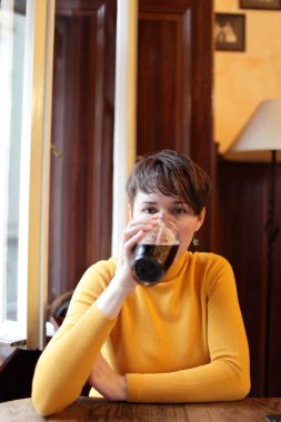 kadın koyu bira içiyor.