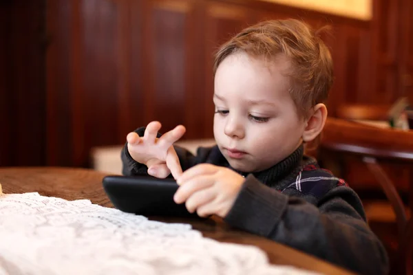 Child playing on the smartphone — Stock Photo, Image