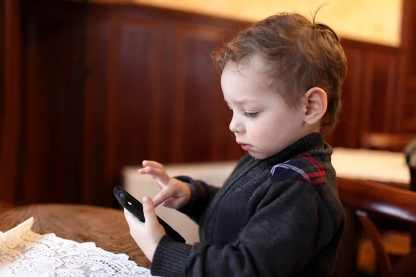 Kid playing on the smartphone — Stock Photo, Image