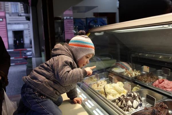 Bambino che sceglie il gelato — Foto Stock