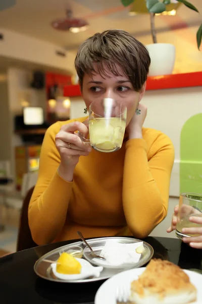 Womn drinks ginger tea — Stock Photo, Image