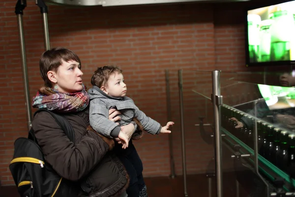 Famille au musée de la brasserie — Photo