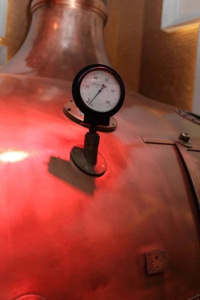 เครื่องวัดอุณหภูมิบนถังทองแดง — ภาพถ่ายสต็อก