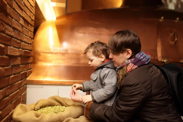 Mother and son touching hop — Stock Photo, Image