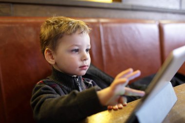 tablet PC'de oynayan çocuk