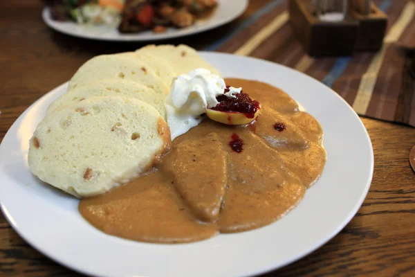 Gulasch serveras med bröd dumplings och citron — Stockfoto