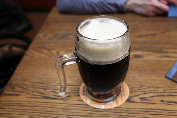 Taza de cerveza oscura — Foto de Stock