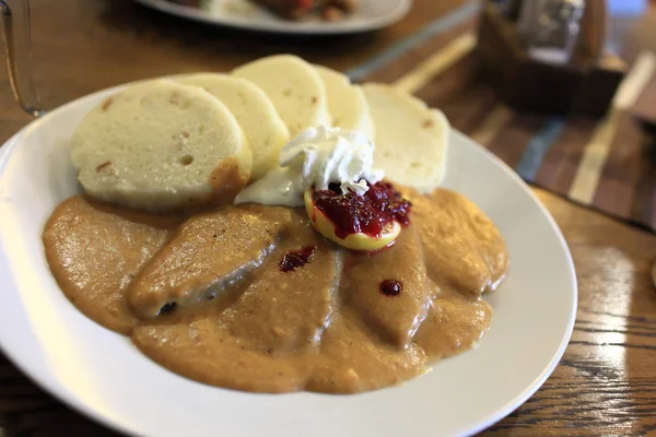 Tschechisches Gulasch mit Semmelknödeln — Stockfoto