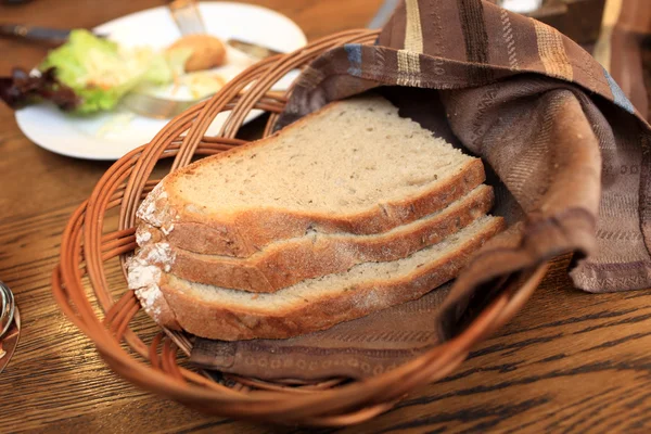 Sliced ??bread in the basket — Stock Photo, Image