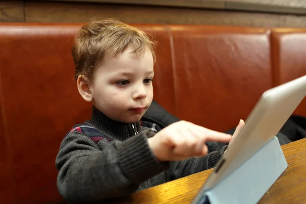 Menino jogando em um Tablet PC — Fotografia de Stock
