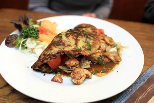 Crêpe de pommes de terre sur une assiette — Photo