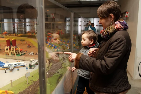 Familie schaut sich Spielzeug-Flughafen an — Stockfoto