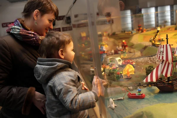 Familie schaut sich Spielzeugjacht an — Stockfoto