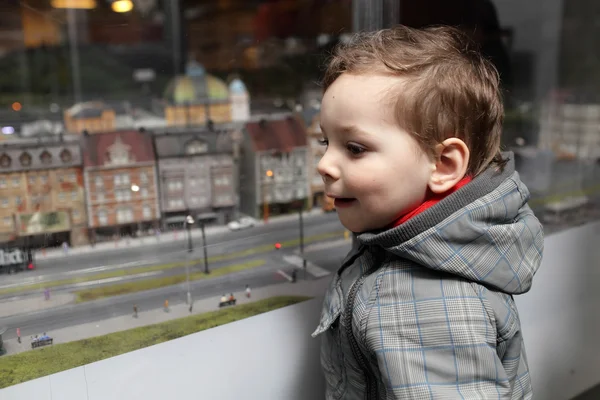 Дитина дивиться на іграшкове місто — стокове фото