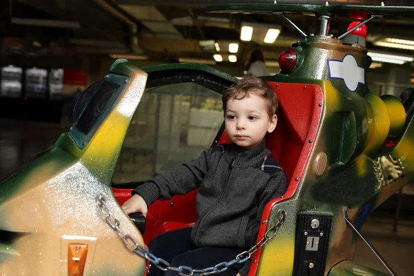Anak di helikopter mainan — Stok Foto
