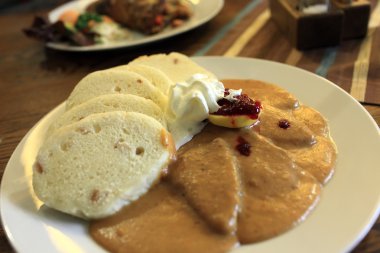 gulaş çek ekmek köfte ile görev yaptı.