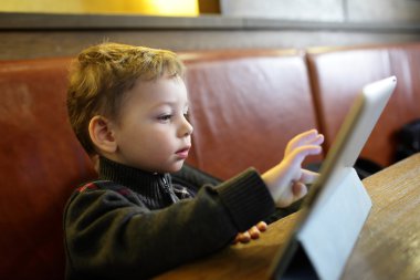 tablet PC'de oynayan çocuk