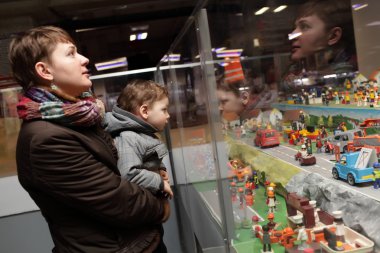 Anne oğluyla oyuncak inşaat alanında arıyorum