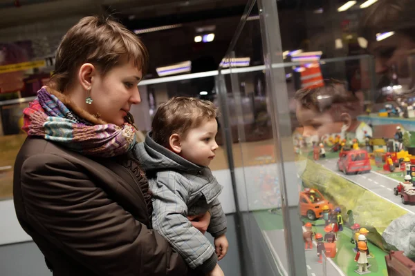 Mère et fils regardant le chantier de construction de jouets — Photo