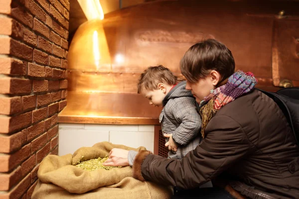 Mother with son touching hop — Stock Photo, Image