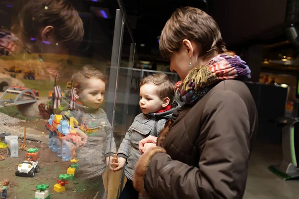 Mutter mit Sohn schaut sich Spielzeugland an — Stockfoto