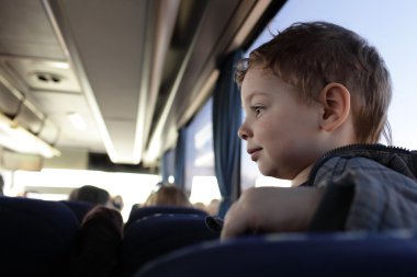 otobüs içindeki çocuk